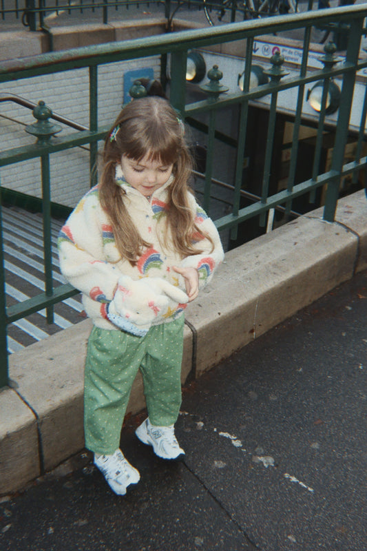 Konges Slojd Lifestyle Foto mit Teddy Fleece Half Zip Jody in Rainbow star