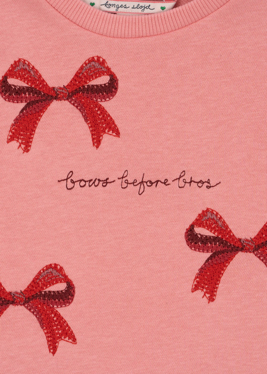 Detail Lou Sweatdress Bestickung Schleifen