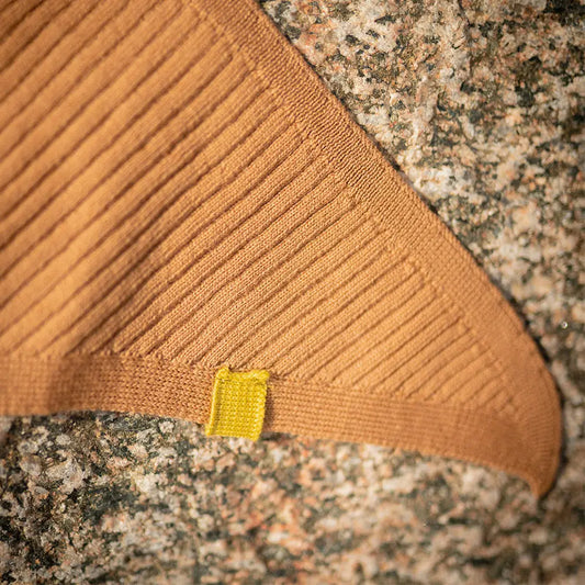 Sciarpa triangolare in merino WOOLLY - cammello