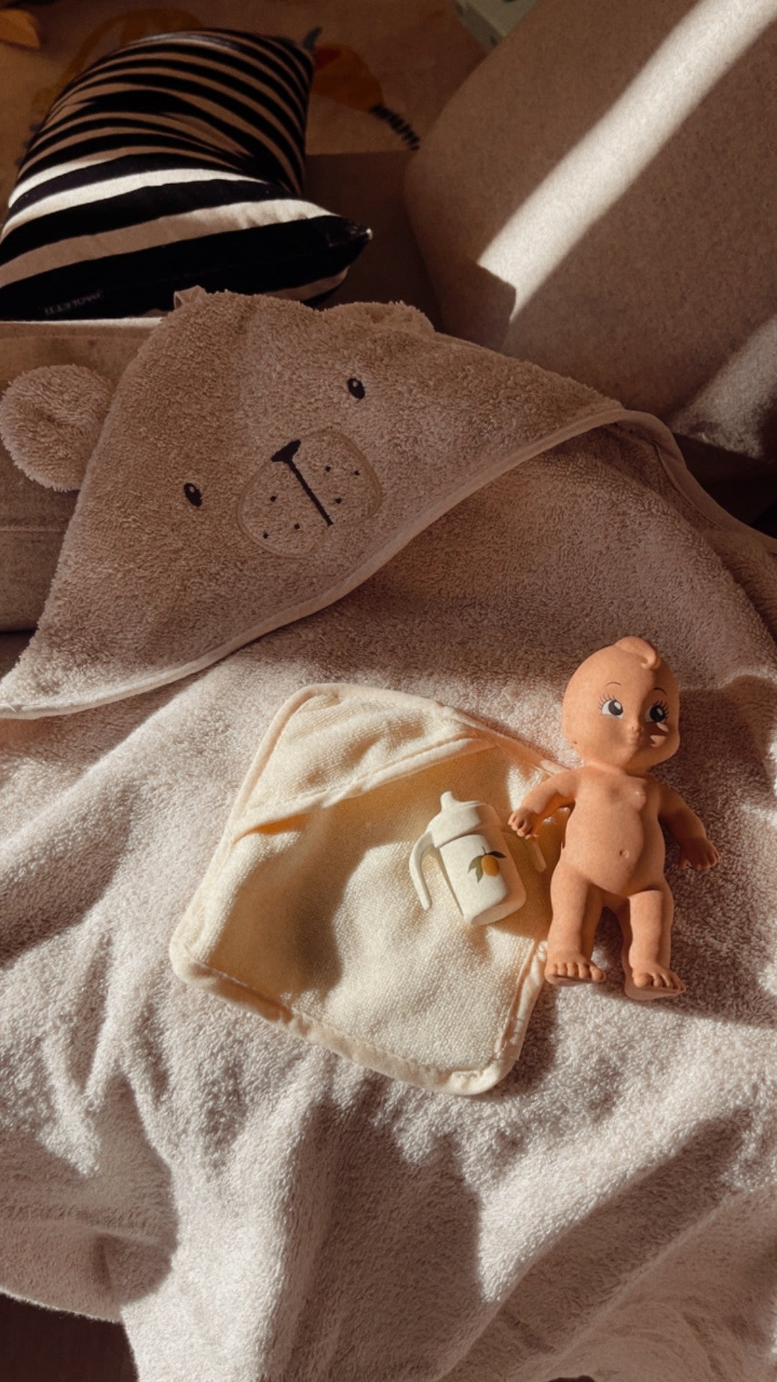 Babyshower Geschenkidee Badehandtuch und Püppchen