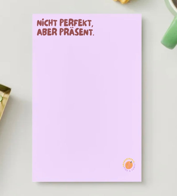 Nicht perfekt, aber präsent. Print auf Lavendelfarbenem Grund Design by Julia Huth
