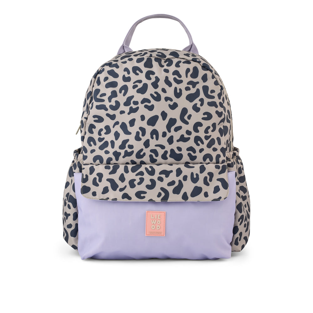 Frontansicht Lennon Rucksack von Liewood mit Leo Print und Lavendelfarbener Fronttasche