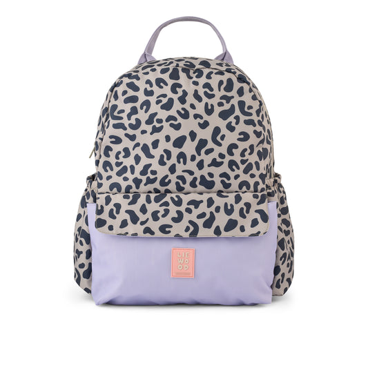 Frontansicht Lennon Rucksack von Liewood mit Leo Print und Lavendelfarbener Fronttasche