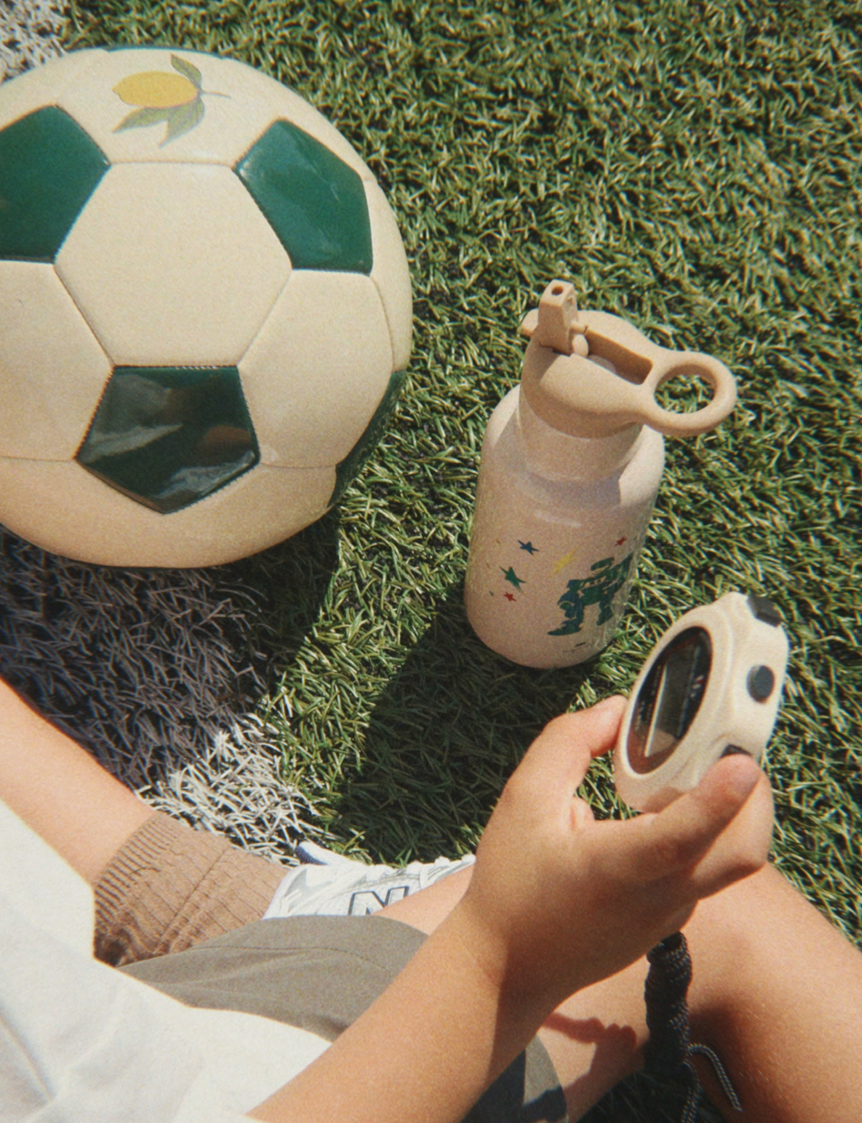 Die zeit stoppen mit dem football Set von Konges Slojd