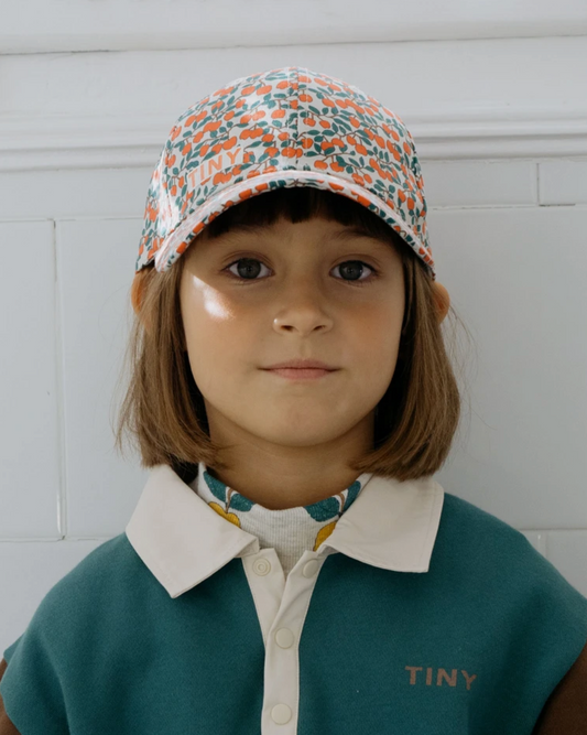 Kindermodel mit cooler Apple Cap von Tinycottons