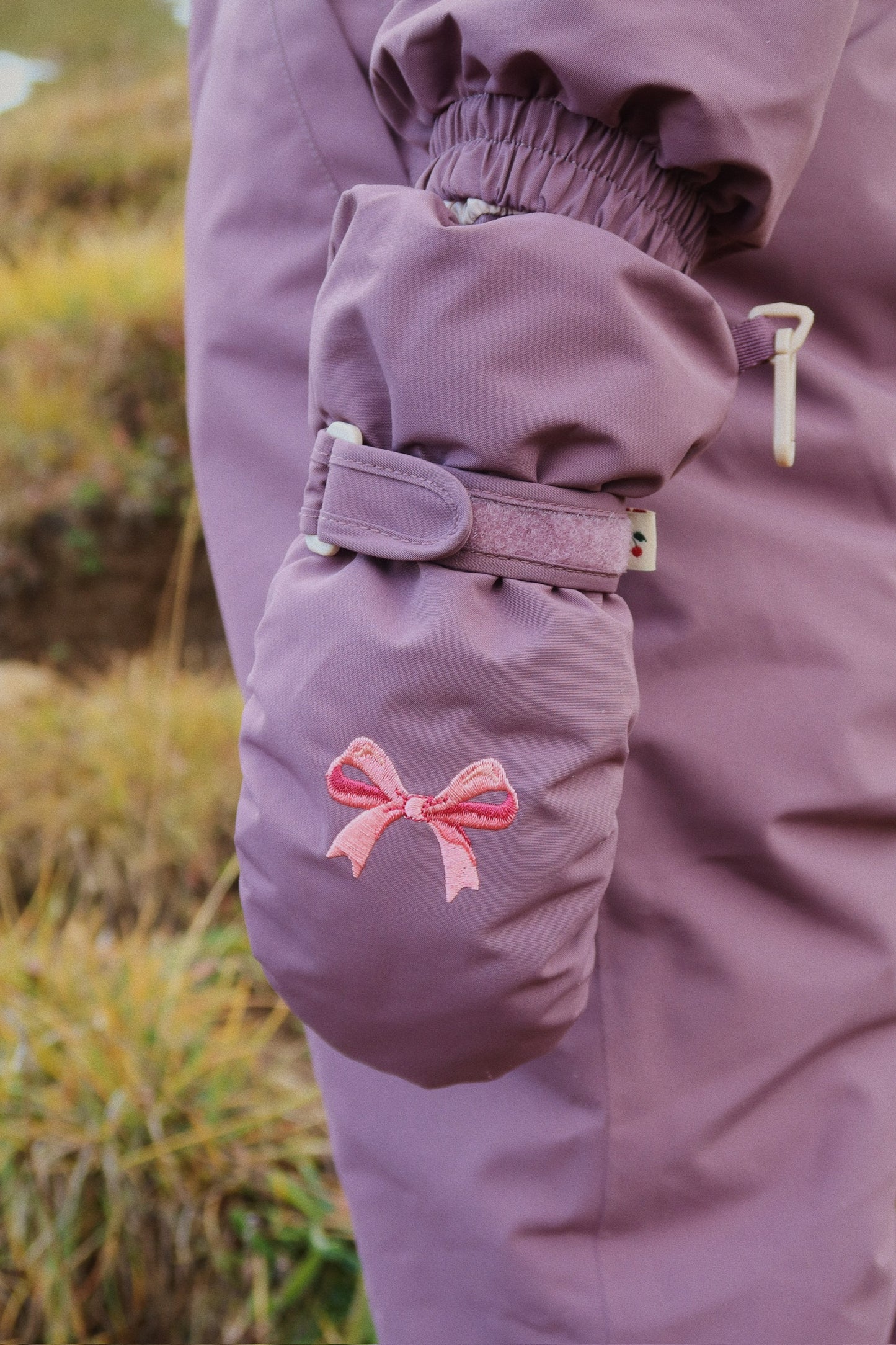 Nohr Fäustlöinge Farbe Hortensia mit pinker Schleife