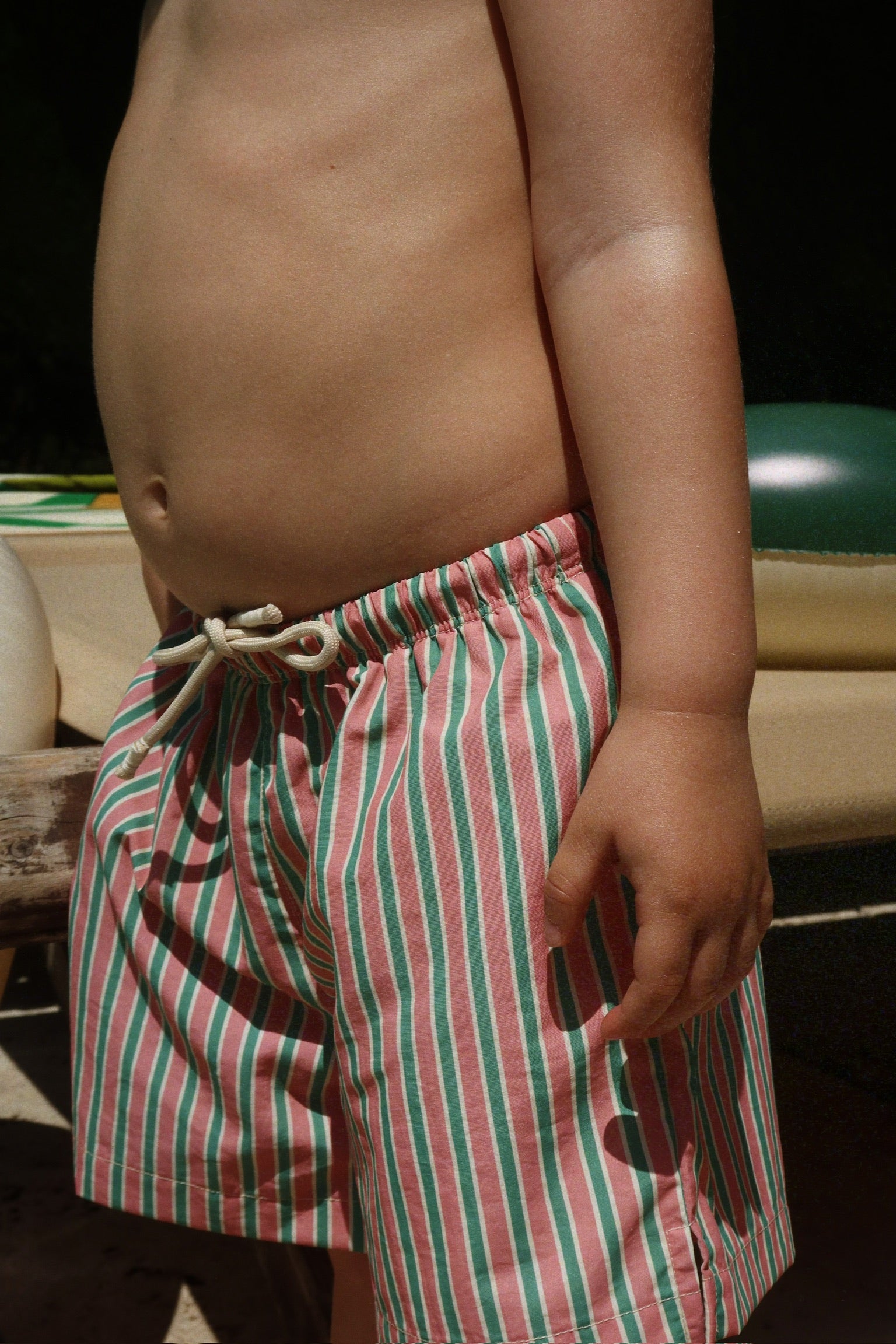 Badeshorts von Konges Sløjd Asnou mit süßem blush und grünem Streifen