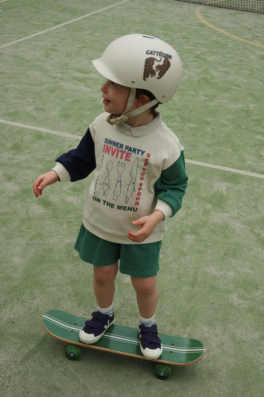Kind auf Skateboard trägt Scotty LS Polo von Konges Slojd