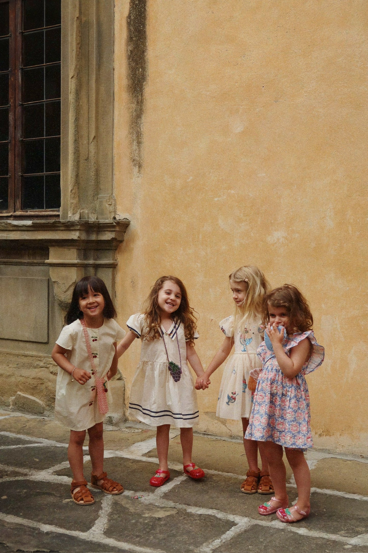 Abito Gudrun color crema con stampa pesca 🍑 di Liewood