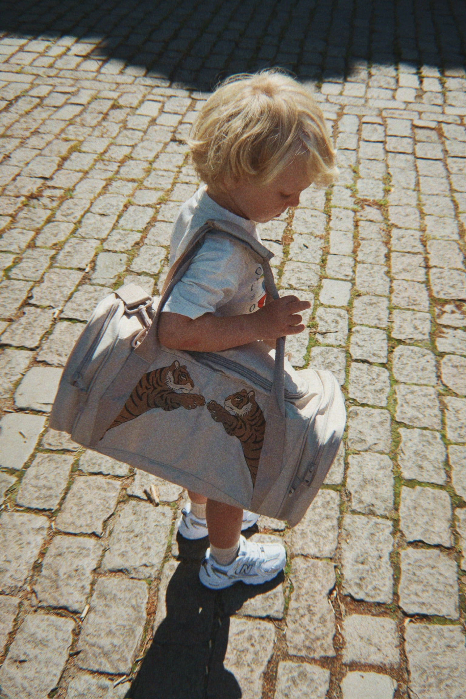 Kinder Sporttasche mit Tiger-Stickerei in Beige, Detailansicht Konges Slojd Weekender kids