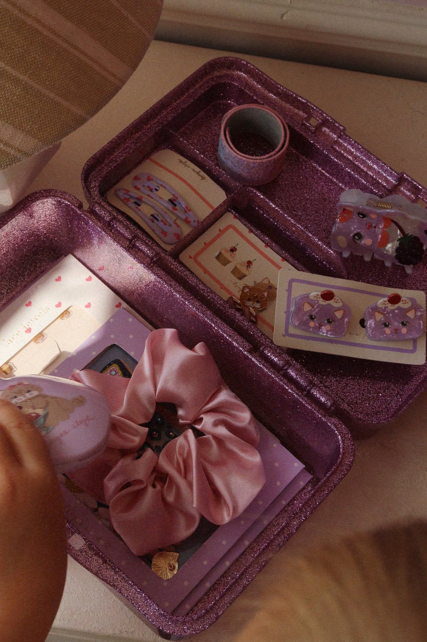 Lifestyle Shoot glitzerdnder Styling Caddy glam me up suitcase von Konges sloejd mit Inhalt