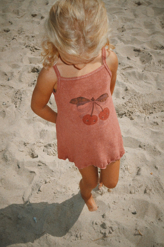 Itty strap dress aus Frottee von Konges Slojd canyon rose Kirschen Print