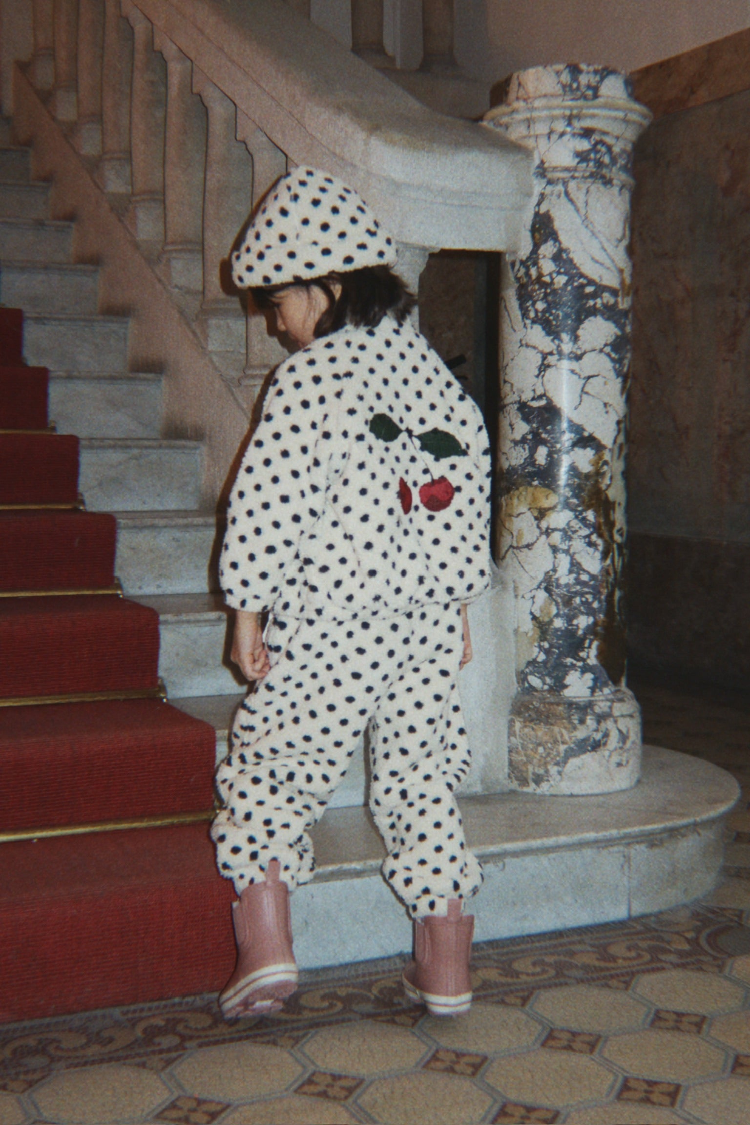 Konges Slojd Jody Teddyfleece Jacke mit schwarzen Punkten.