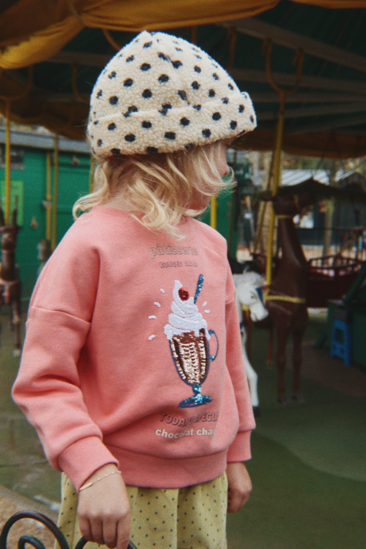 Styled Hot Chocolate Sweatshirt Blossom Peach von Konges Slojd mit teddyfleece Mütze