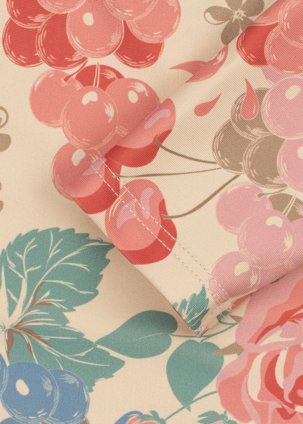 Detail Stoffqualität und Print Bloomiey Grape Manuca von Konges Slojd