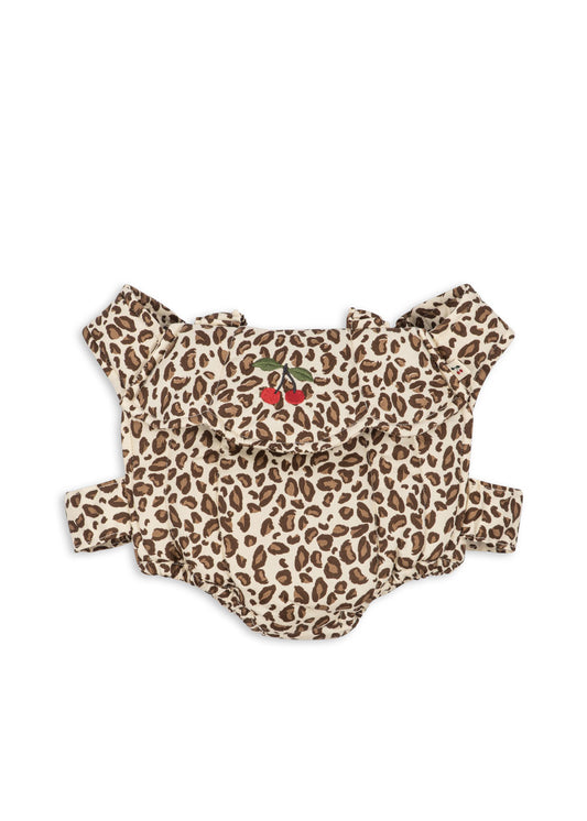 Play and pretend Bauchtrage für Kinder Leoprint mit Kirschenbestickung von Konges Slojd
