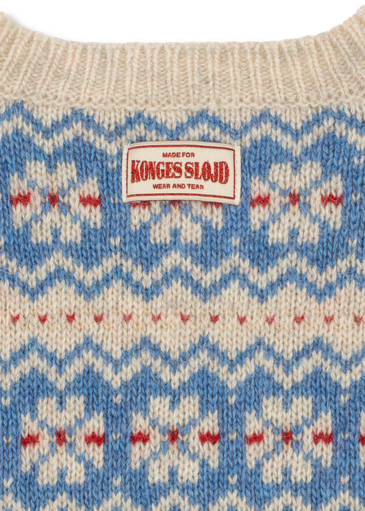 Scandi street style detail Konges Slojd Logo auf der Billi Knit Cardigan blue multi