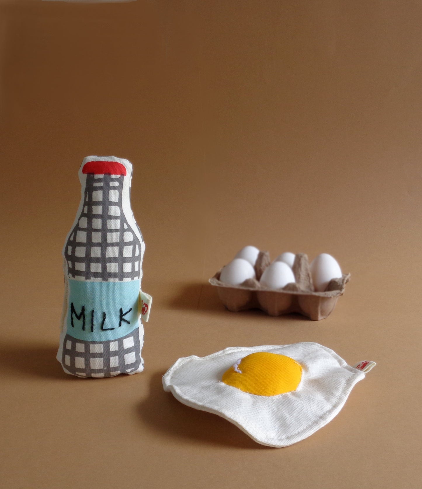Milk &amp; Fried Egg RattleGiocattolo morbido